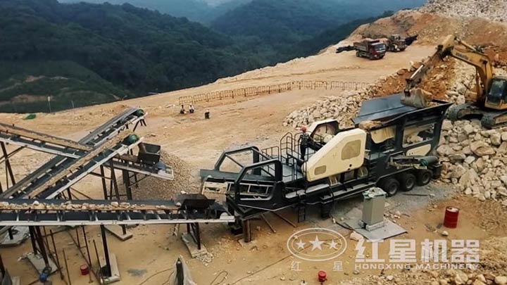 石灰石移動破碎生產(chǎn)線現(xiàn)場，配移動顎破機